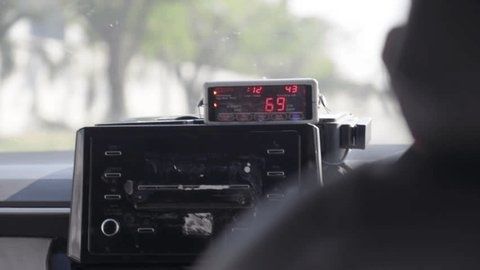Close-up van een taximeter op het dashboard van een taxi