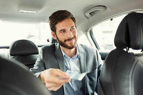 Passagier in taxi houdt een betaalkaart of bon vast